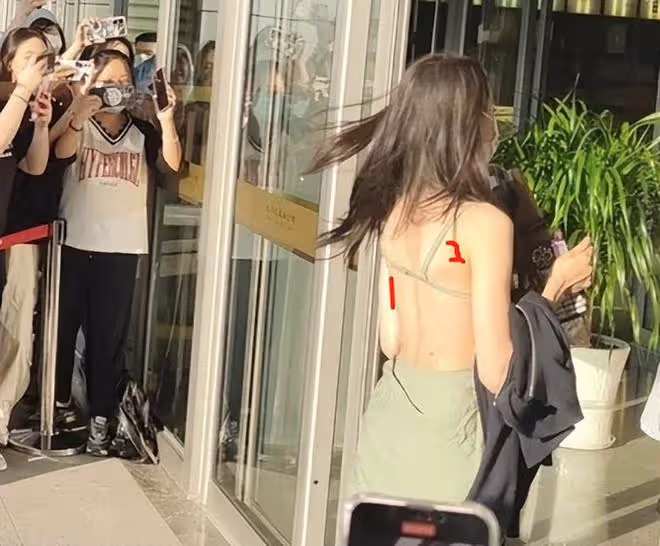 熱巴穿辣妹裝玩擦邊?底褲外露、後背靠2根繩繫著,網友:封殺