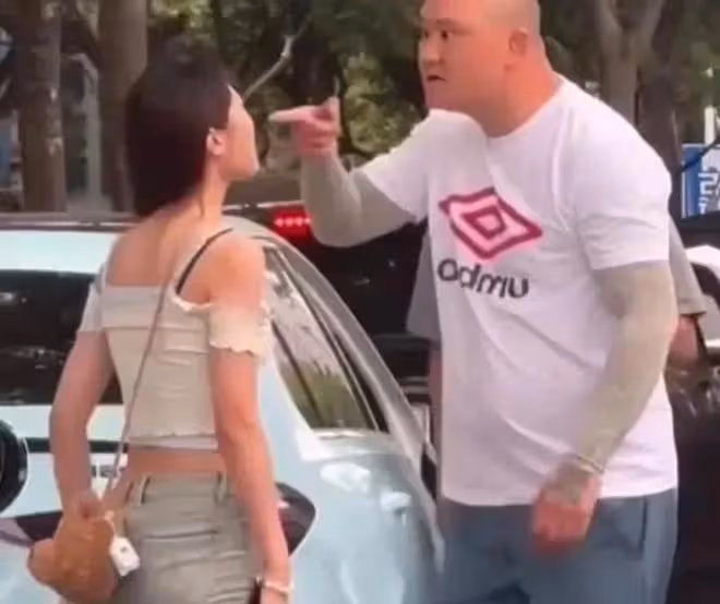 女子被光頭男暴揍,牙都打掉了,男友在一旁全程淡定,令人心寒!