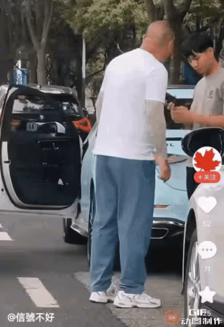 女子被光頭男暴揍,牙都打掉了,男友在一旁全程淡定,令人心寒!