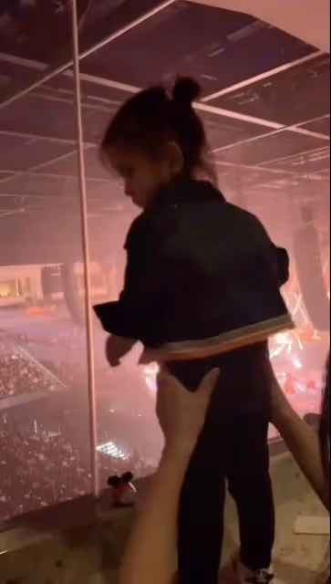 方媛帶娃看郭富城演唱會,女兒大喊爸爸英文名,還能跟唱爸爸的歌