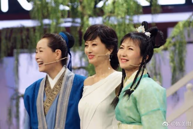 65歲陳美琪氣質依舊,素顏狀態很好,不輸61歲的關之琳