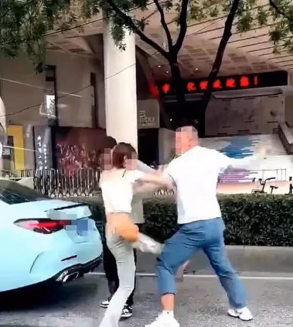 南京光頭哥打人後續:女子兩顆門牙被打掉，光頭哥可能被判刑