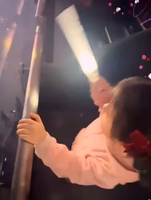 方媛帶女兒看郭富城演唱會，倆寶揮舞螢光棒跟唱，奶聲奶氣超可愛