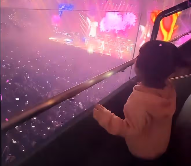 方媛帶女兒看郭富城演唱會，倆寶揮舞螢光棒跟唱，奶聲奶氣超可愛