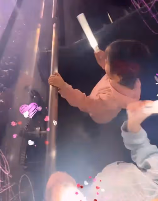 方媛帶女兒看郭富城演唱會，倆寶揮舞螢光棒跟唱，奶聲奶氣超可愛