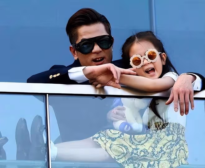 方媛帶女兒看郭富城演唱會，倆寶揮舞螢光棒跟唱，奶聲奶氣超可愛