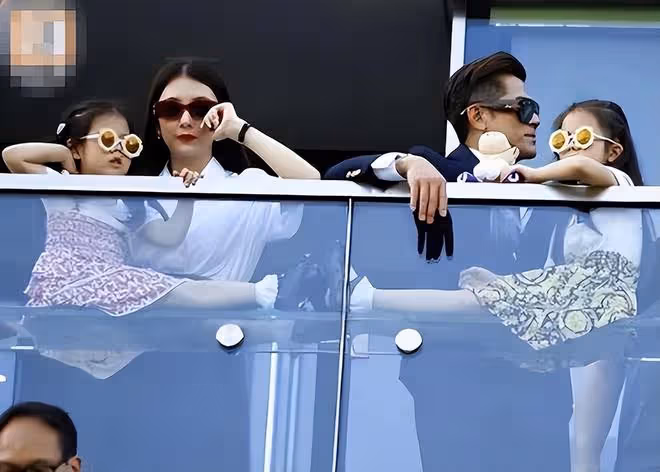 方媛帶女兒看郭富城演唱會，倆寶揮舞螢光棒跟唱，奶聲奶氣超可愛