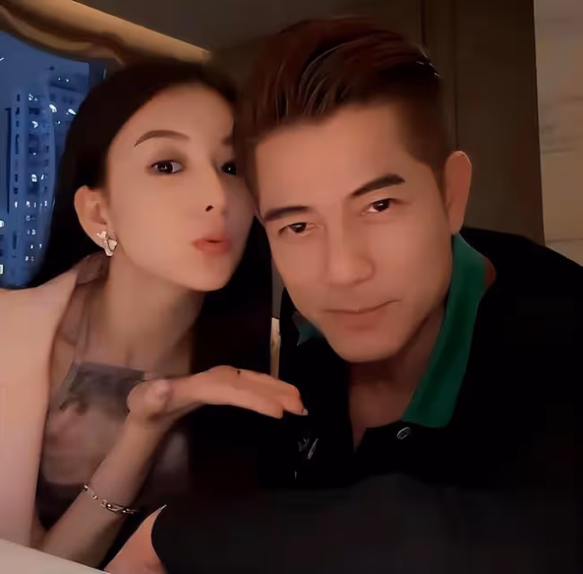 方媛帶女兒看郭富城演唱會，倆寶揮舞螢光棒跟唱，奶聲奶氣超可愛