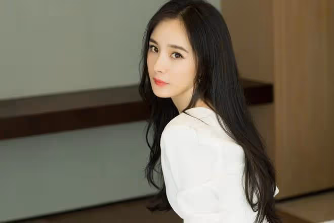 劉愷威帶女兒加拿大遊玩，9歲小糯米身材高挑，五官氣質超像楊冪