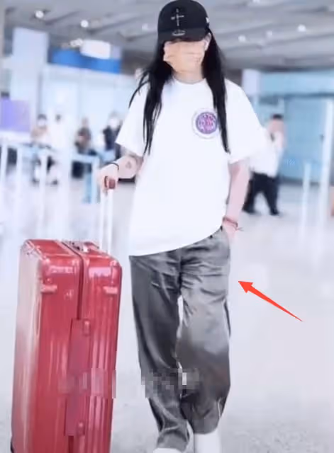 趙薇近況曝光:腰身圓潤小腹凸起或為懷孕跡象,頭髮凌亂引關注。