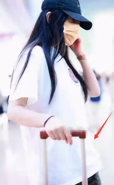 趙薇近況曝光:腰身圓潤小腹凸起或為懷孕跡象,頭髮凌亂引關注。