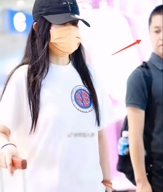 趙薇近況曝光:腰身圓潤小腹凸起或為懷孕跡象,頭髮凌亂引關注。