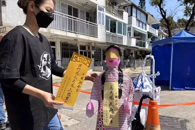 蔡天鳳離世5個月,碎屍案發地仍舊擺著花籃,2棟房屋沒人敢住