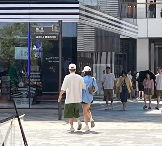 三里屯偶遇沈夢辰杜海濤逛街,男方穿搭遭吐槽,近照拍成了五五分