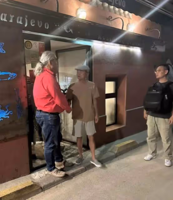 58歲馬雲現身塞拉耶佛，喝平價可樂接地氣，身上T恤不足700元