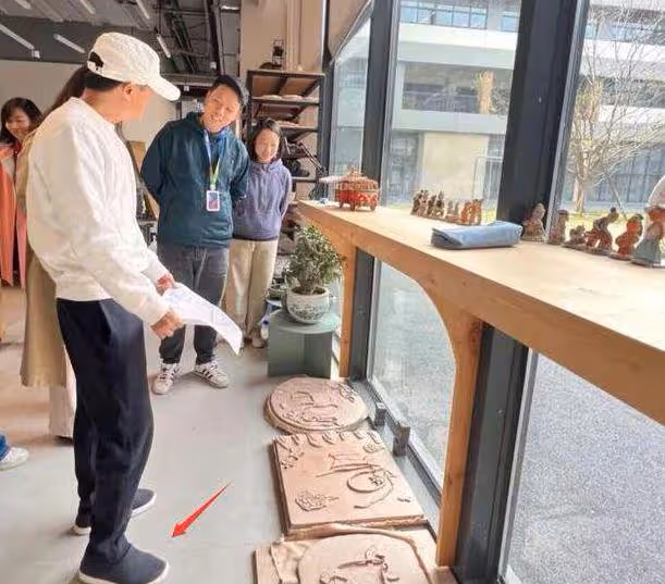 58歲馬雲現身塞拉耶佛,喝平價可樂接地氣,身上T恤不足700元