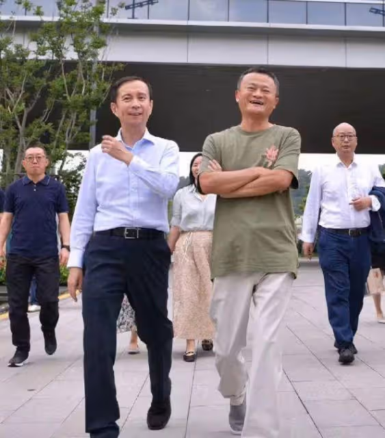 58歲馬雲現身塞拉耶佛,喝平價可樂接地氣,身上T恤不足700元