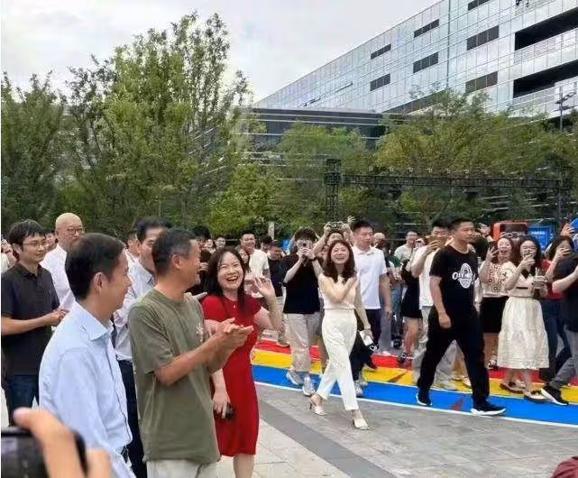 58歲馬雲現身塞拉耶佛,喝平價可樂接地氣,身上T恤不足700元