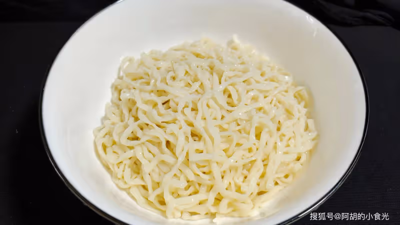 茄子和它絕配!這搭配鮮為人知,匯成伏天一碗面,好味道好寓意,吃一次饞三天