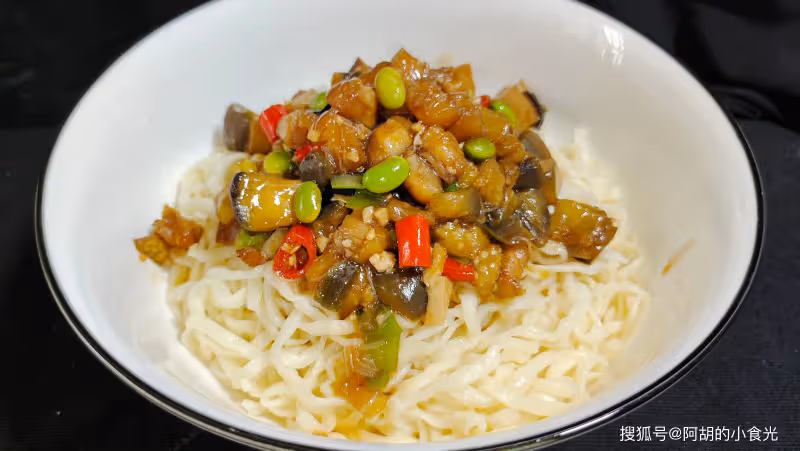 茄子和它絕配!這搭配鮮為人知,匯成伏天一碗面,好味道好寓意,吃一次饞三天