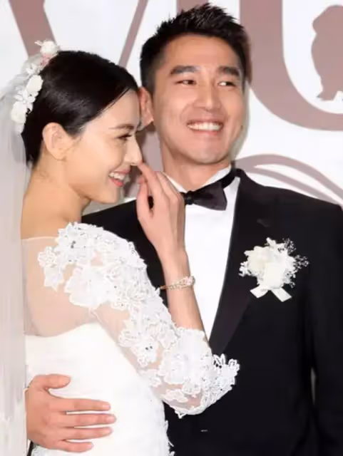 趙又廷夫婦攜女兒散步,4歲Rhea穿公主裙似仙女,長發及腰太可愛