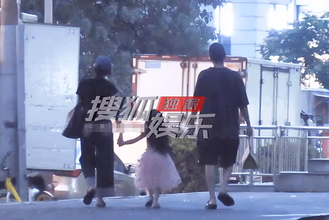 趙又廷夫婦攜女兒散步,4歲Rhea穿公主裙似仙女,長發及腰太可愛