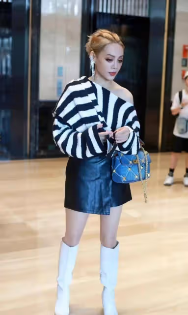 混血兒子寧靜，22歲，一襲黑衣，高大帥氣，不遜於明星爸爸