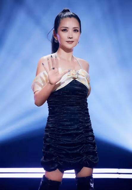 何潔為復出真夠拼!暴瘦30斤穿弔帶裙美如超模,好狀態不像三娃媽