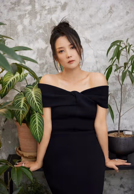 何潔為復出真夠拼!暴瘦30斤穿弔帶裙美如超模,好狀態不像三娃媽