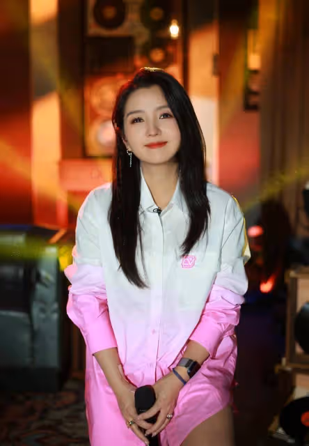 何潔為復出真夠拼!暴瘦30斤穿弔帶裙美如超模,好狀態不像三娃媽