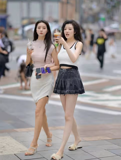 翻看重慶街拍照片發現:滿街都是「露腰衣」,時尚又顯瘦,回頭率很高