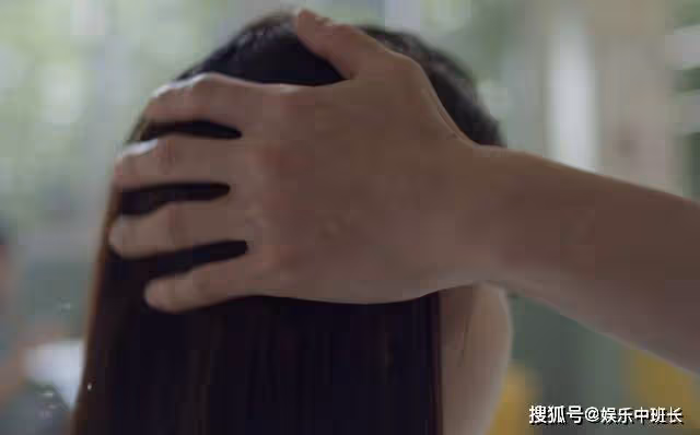 《曾少年》喜歡卻不自知，一個摸頭殺，暴露了謝喬對秦川的真正情感