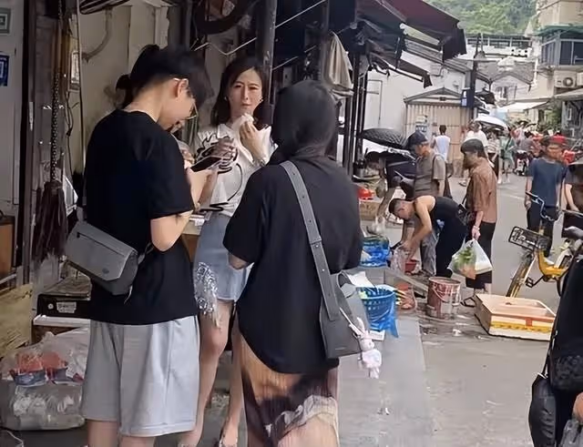 知名亞姐冠軍內地被偶遇！15歲女兒身材高挑星味濃，被指撞臉阿嬌