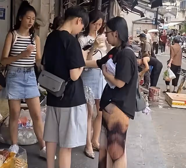 知名亞姐冠軍內地被偶遇！15歲女兒身材高挑星味濃，被指撞臉阿嬌