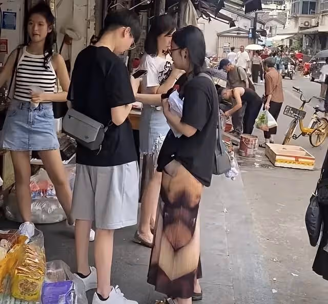 知名亞姐冠軍內地被偶遇！15歲女兒身材高挑星味濃，被指撞臉阿嬌