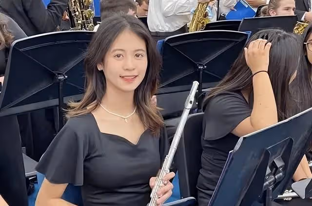 知名亞姐冠軍內地被偶遇！15歲女兒身材高挑星味濃，被指撞臉阿嬌