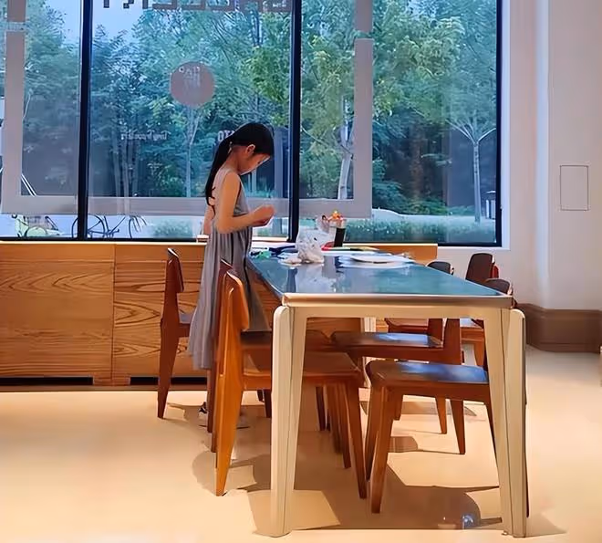 張梓琳久違曬二胎女兒,妹妹露正臉和爸爸聶磊好像,混血感十足