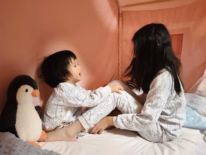 張梓琳久違曬二胎女兒,妹妹露正臉和爸爸聶磊好像,混血感十足