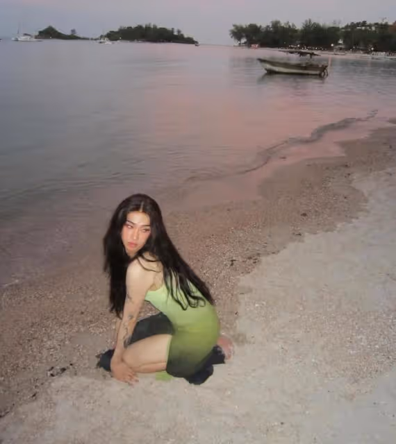 伊能靜帶兒女游泰國，21歲兒子挑戰泳裝，穿高叉裙秀美腿身材好辣