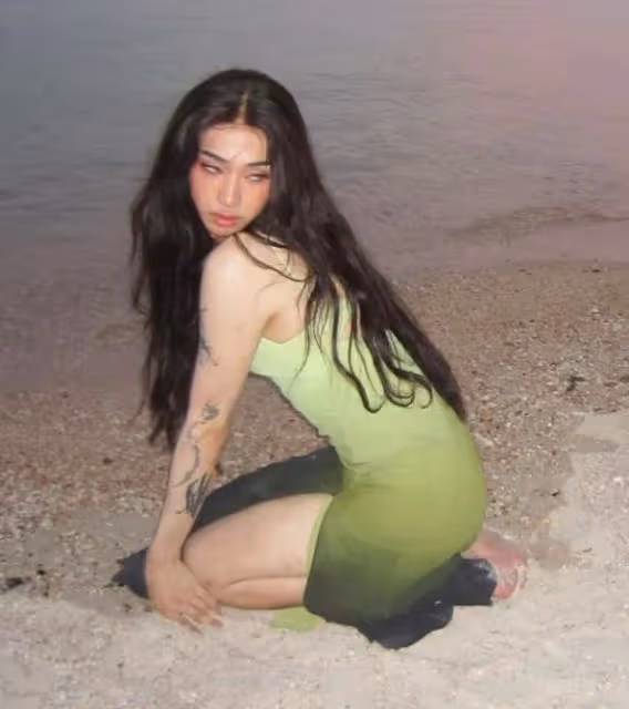 伊能靜帶兒女游泰國，21歲兒子挑戰泳裝，穿高叉裙秀美腿身材好辣
