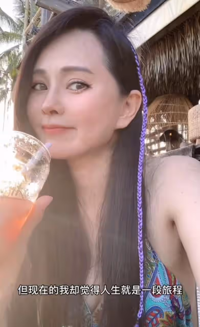 伊能靜帶兒女游泰國,21歲兒子挑戰泳裝,穿高叉裙秀美腿身材好辣