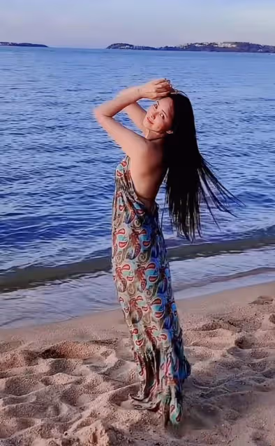 伊能靜帶兒女游泰國,21歲兒子挑戰泳裝,穿高叉裙秀美腿身材好辣