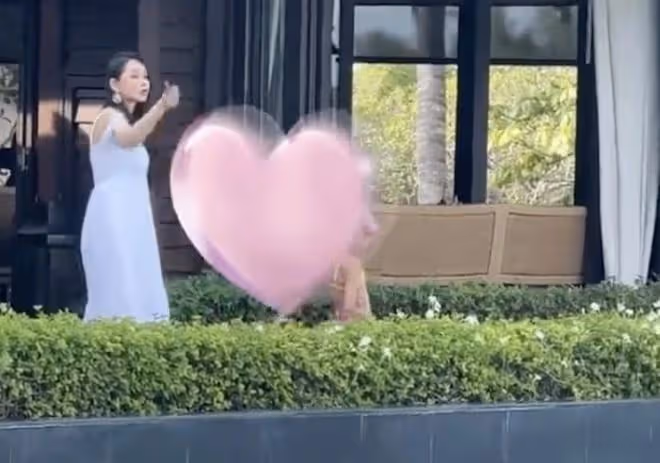 伊能靜帶兒女游泰國,21歲兒子挑戰泳裝,穿高叉裙秀美腿身材好辣