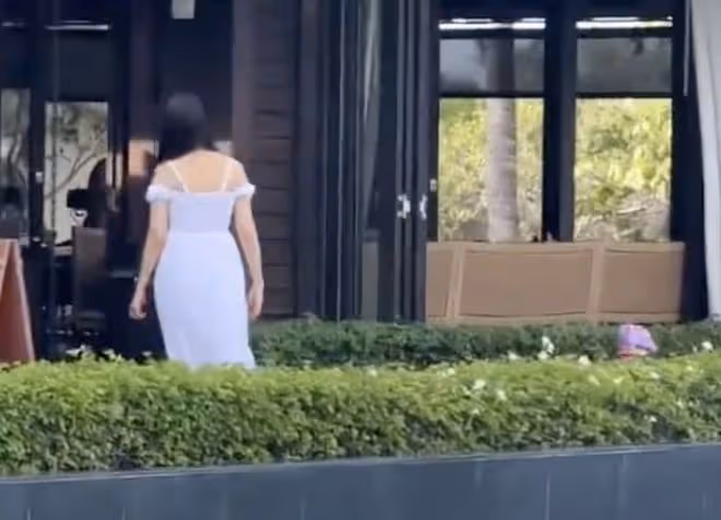伊能靜帶兒女游泰國,21歲兒子挑戰泳裝,穿高叉裙秀美腿身材好辣