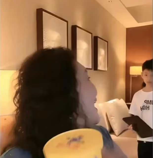 張蘭直播強拉孫子營業,泡米線讓他吃,並因一舉動被網友罵上熱搜