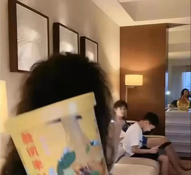 張蘭直播強拉孫子營業,泡米線讓他吃,並因一舉動被網友罵上熱搜