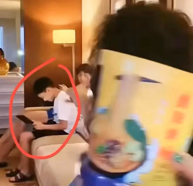 張蘭直播強拉孫子營業,泡米線讓他吃,並因一舉動被網友罵上熱搜