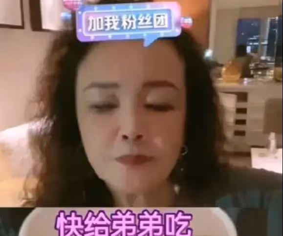張蘭直播強拉孫子營業，泡米線讓他吃，並因一舉動被網友罵上熱搜