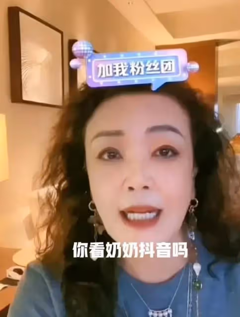 張蘭直播強拉孫子營業，泡米線讓他吃，並因一舉動被網友罵上熱搜