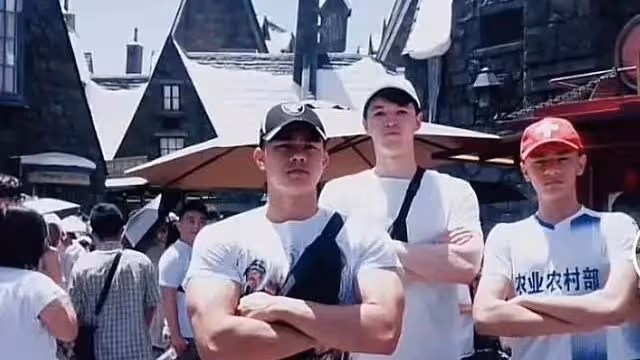 史可倆混血兒子長大了！老大肌肉健壯似施瓦辛格，老二瘦削顏值最高